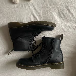 DR. MARTENS SIZE US 4 M. In good condition